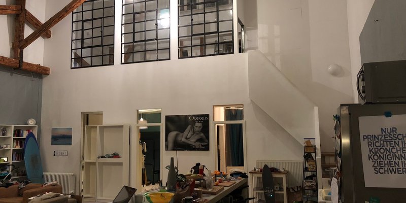 Loft mit hohen Decken und Holzboden in Köln
