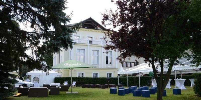 Location im Grünen/direkt am Wasser - die Villa von hinten