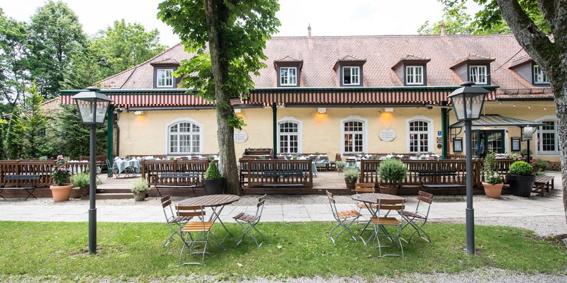 Manor House with arched cellar, Hall and courtyard
