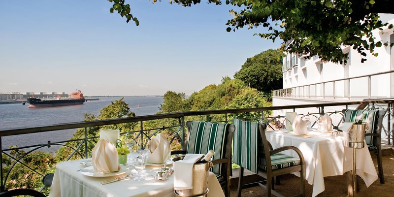 Luxuriös-klass. Hotel mit Tagungsräumen - Lindenterrasse-Restaurant