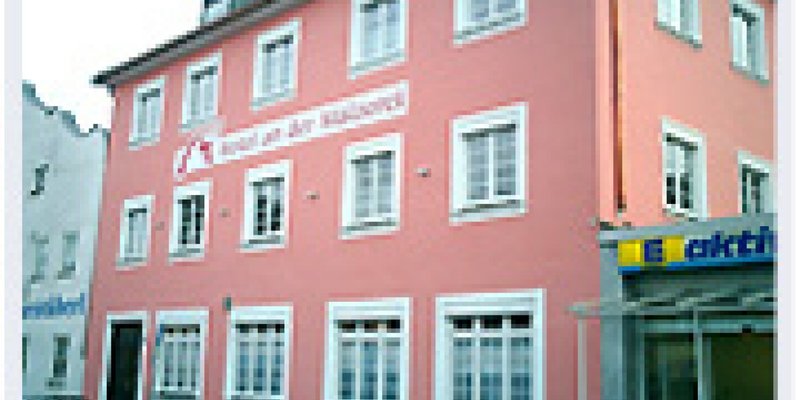 Hotel alt - neu renoviert 2003 - Hotel Strassenansicht