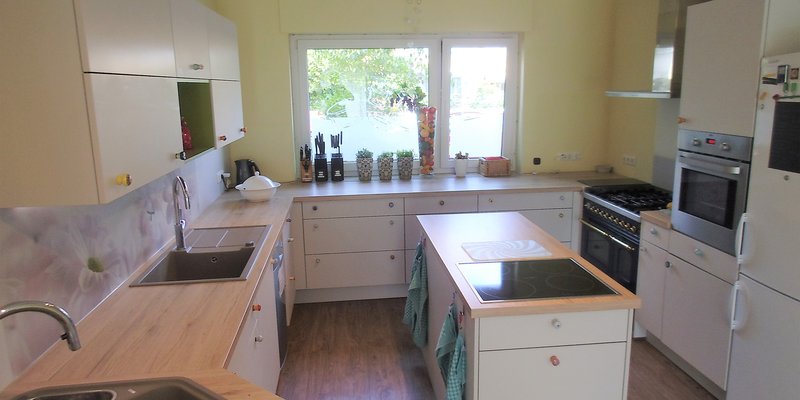 Haus mit großem Essraum und Garten bei Köln