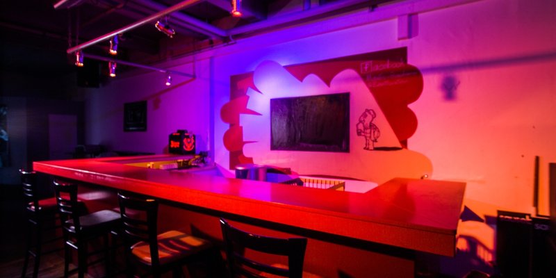 Außen industriell, innen bunt, gemütlich