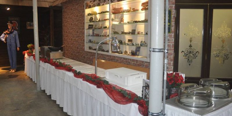 Veranstaltungshalle mit Automobilen