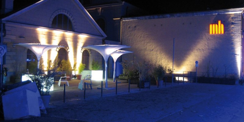  - Der Hof, links die Terrasse
