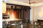Theater-Location mit Bühne und Gastronomie - Theater bestuhlt