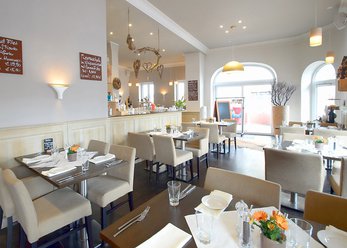 Helles Restaurant mit Terrasse im Zentrum