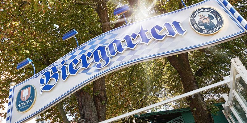 Hotel-restaurant with offices and meeting rooms