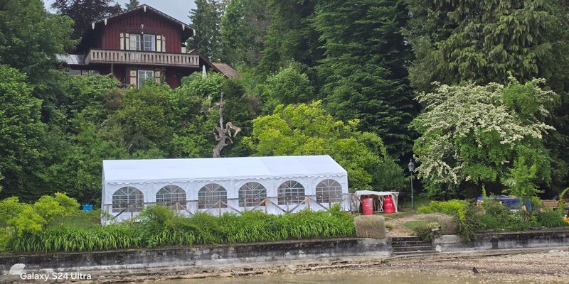 Landhaus mit Festzelt am Starnberger See