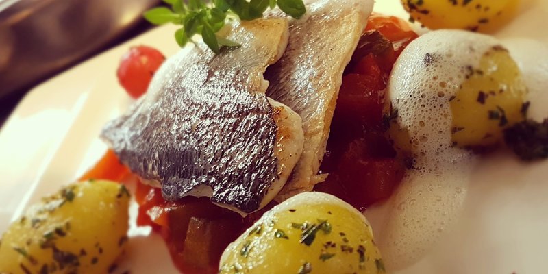 Hotel-restaurant with offices and meeting rooms