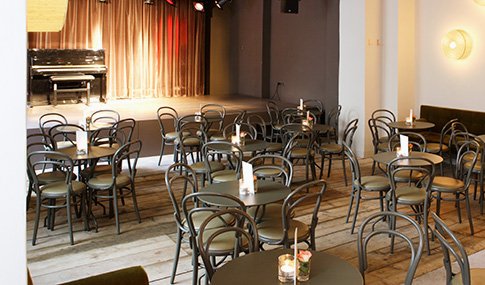 Theater-Location mit Bühne und Gastronomie - Theater bestuhlt