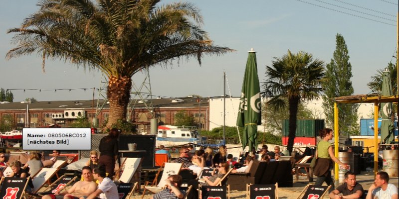 Strand am Hafen, von zwei Seiten Wasser - Strand