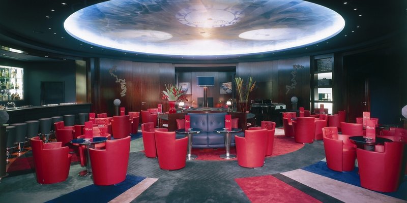 Hotel im Art+Tech-Stil mit Skybar - Opus Lounge
