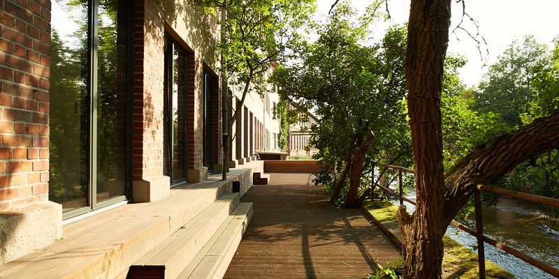 Seminarzentrum mit Lounge in klaren Formen