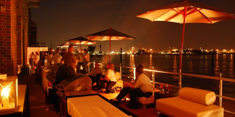 Loftiges Gewölbe mit Elbblick