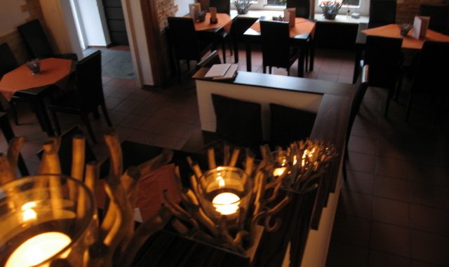 Restaurant mit charmanter Holzvertäfelung