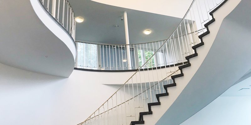 Künstlerverein mit Terrasse, Saal mit Bühne