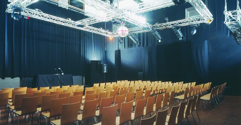 Industrie-Location mit drei Hallen und Cafe - Kleine Halle bestuhlt