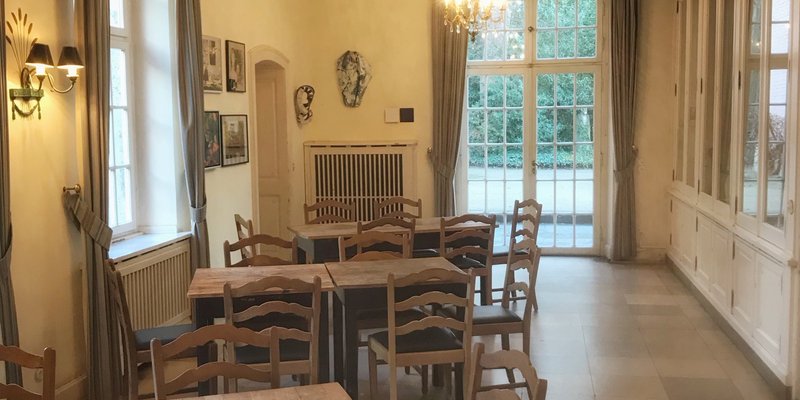 Künstlerverein mit Terrasse, Saal mit Bühne