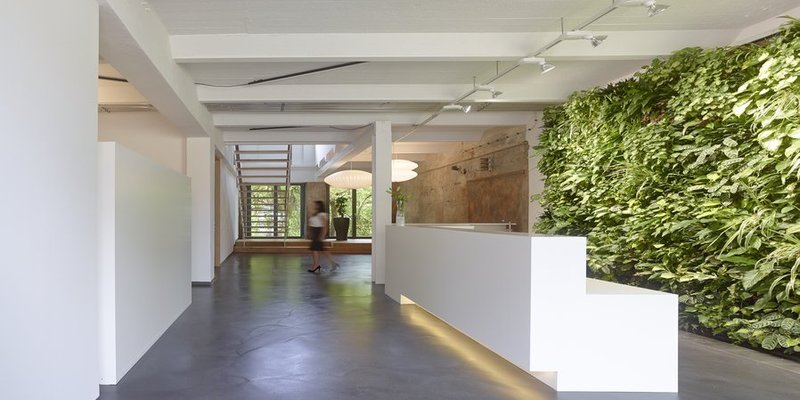 Seminarzentrum mit Lounge in klaren Formen