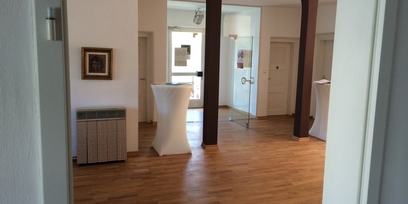 Gemälde-Galerie mit Büro