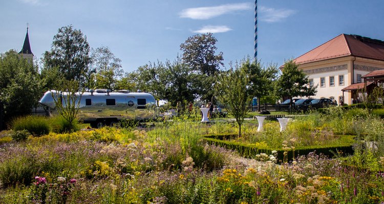 Hofgut m. Hall, chapel, enchanted garden