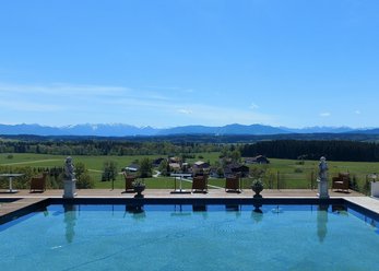 Berghof mit Pool und Blick auf die Berge