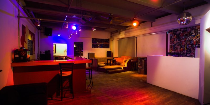 Außen industriell, innen bunt, gemütlich