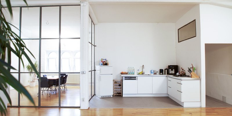Film- und Fotoproduktionen im hellen BoH Loft - Konferenzraum, Küche und Flur zum Bad