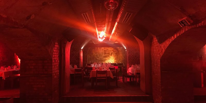 Künstlerverein mit Terrasse, Saal mit Bühne