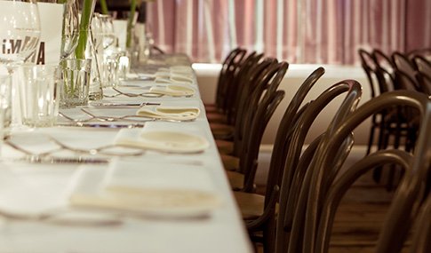 Theater-Location mit Bühne und Gastronomie - Theater mit Tafel