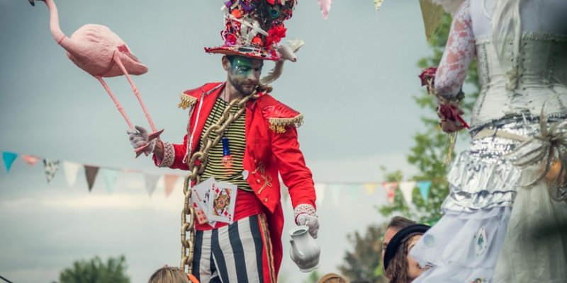 Sommer OpenAir-Location mit Zirkuscharakter