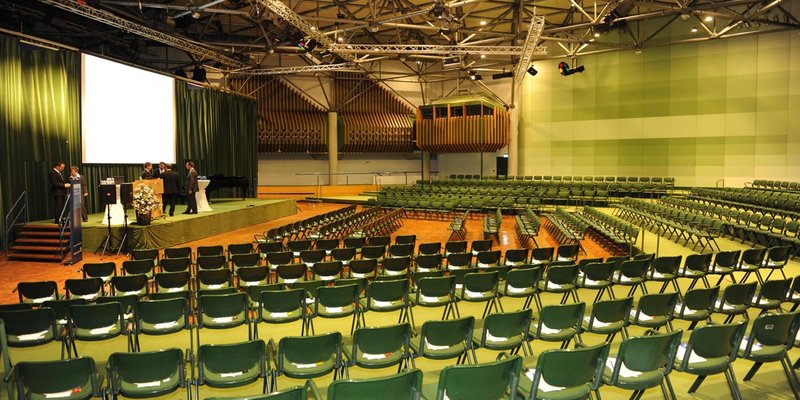 Kongresshalle mit sehr guter Anbindung in D