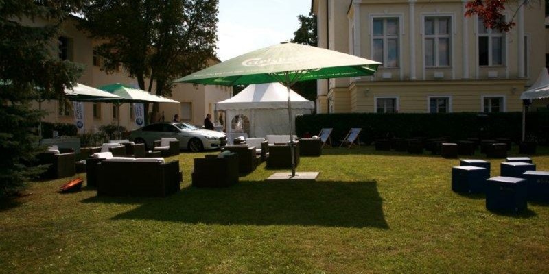 Location im Grünen/direkt am Wasser - die linke Seite des Gartens