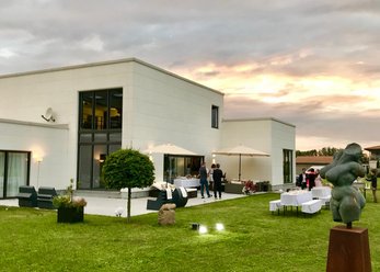 Kunsthaus with a view of the mountains