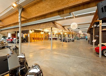 Veranstaltungshalle mit Automobilen Veranstaltungshalle mit Automobilen