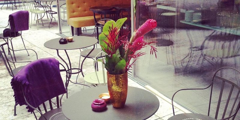 Stylische Bar mit großer Terrasse, zentral