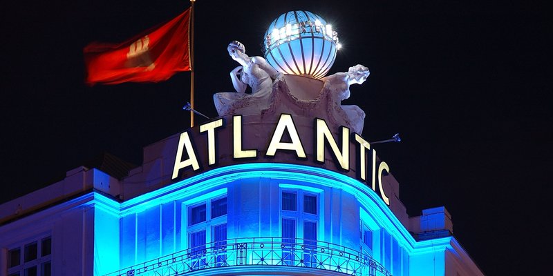 Renommiertes Hotel an der Alster - Hotel Atlantic at night