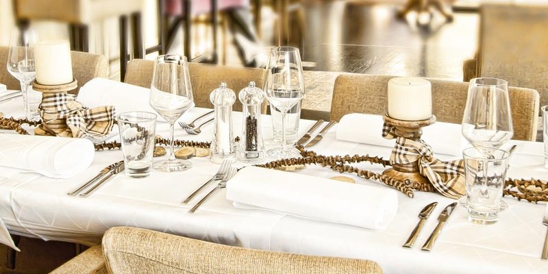 Helles Restaurant mit Terrasse im Zentrum