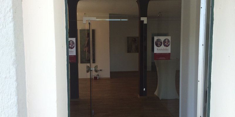 Gemälde-Galerie mit Büro