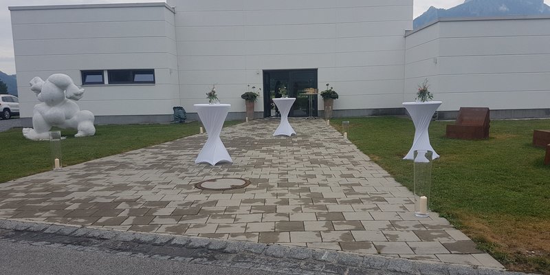 Kunsthaus with a view of the mountains