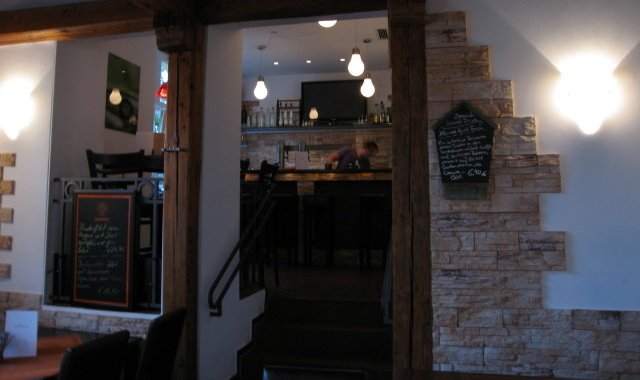 Restaurant mit charmanter Holzvertäfelung