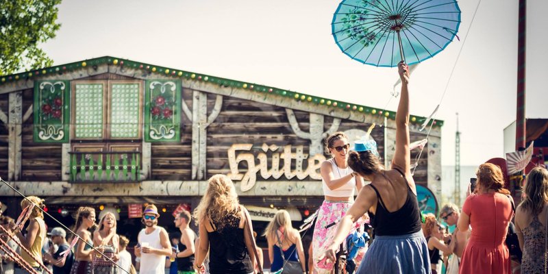 Sommer OpenAir-Location mit Zirkuscharakter