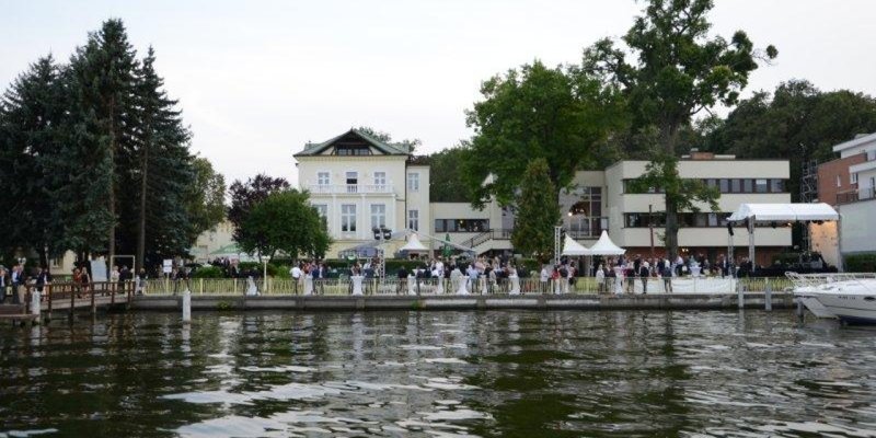 Location im Grünen/direkt am Wasser - ...vom Wasser aus