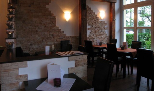 Restaurant mit charmanter Holzvertäfelung