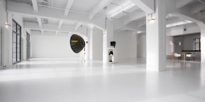 Loftiges Gewölbe mit Elbblick