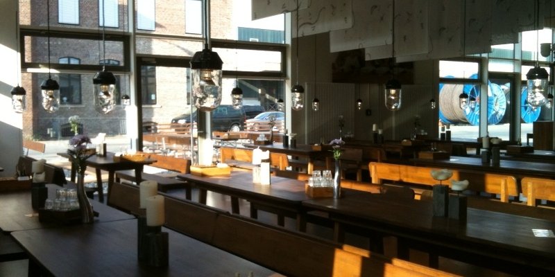 Modernes Restaurant mit industriellem Charme