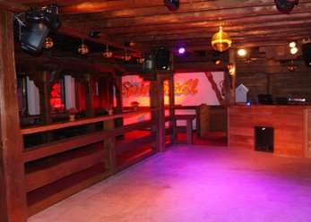 Gemütlich eingerichtete Bar mit Tanzfläche