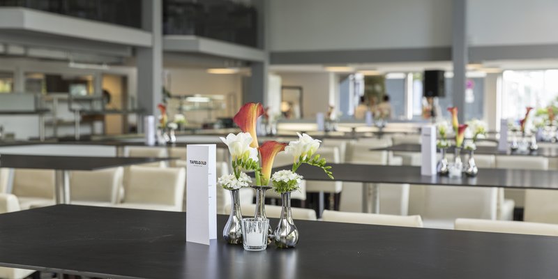 Film canteen and bar with a glass front, Grünwald