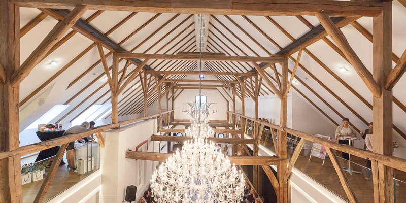 Gutshof mit reovierter Tenne, Kronleuchter